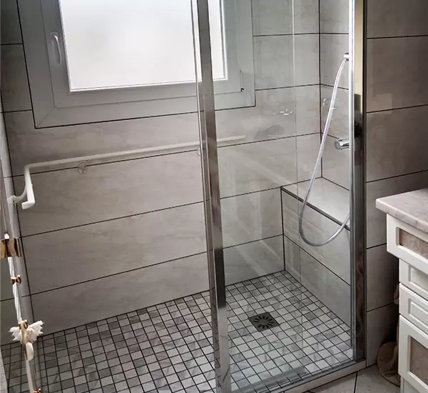 Installation de siège de douche et de barre de maintien