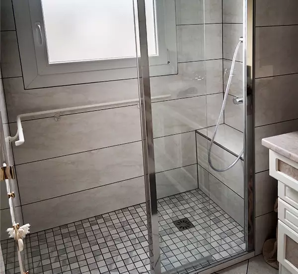 Mise en place de siège de douche et barre de maintien pour personnes à mobilité réduite