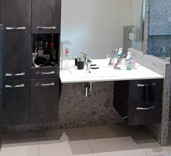 Adaptation de la hauteur du lavabo et de la robinetterie pour personnes à mobilité réduite