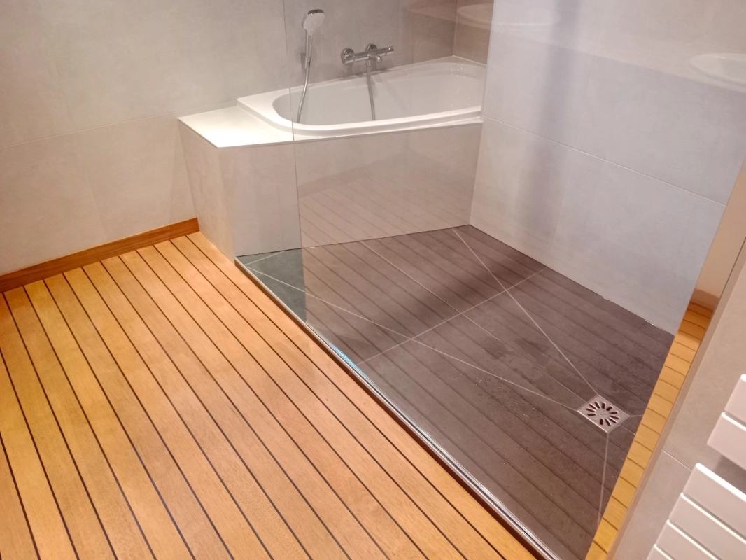 Rénovation salle de bain avec parquet pont de bateau.