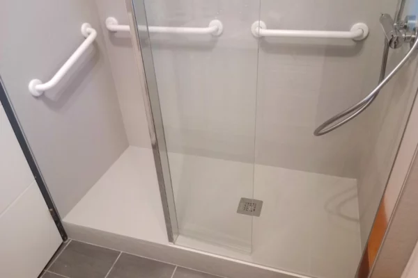 Remplacement baignoire par douche sécurisée.