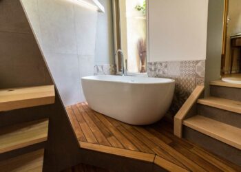 salle de bain baignoire îlot sur estrade en pont de bateau