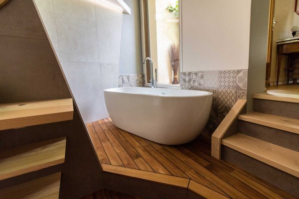 salle de bain baignoire îlot sur estrade en pont de bateau