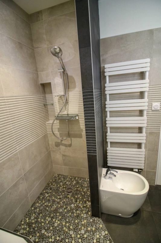 douche italienne et bidet dans une salle de bains