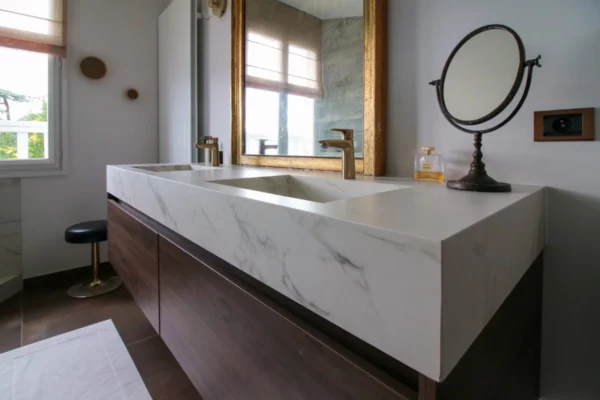 Meuble lavabo sur mesure imitation marbre.