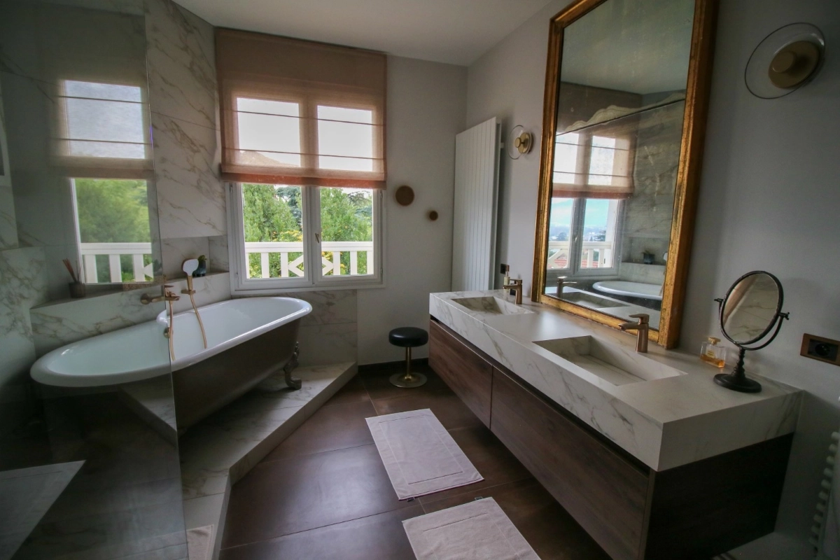 salle de bain rétro moderne avec imitation marbre
