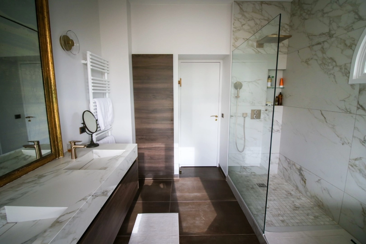 Rénovation salle de bain en imitation marbre