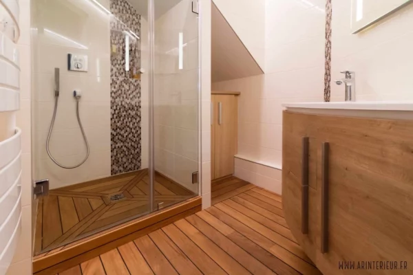 Petite salle de bains avec parquet.