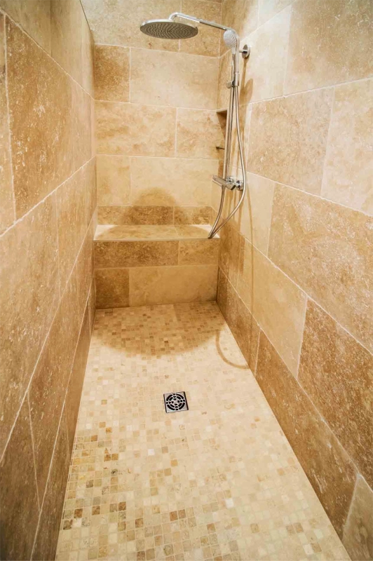Douche italienne en travertin et banc de douche à Corenc.