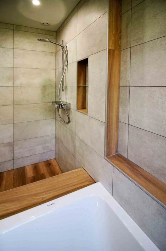 aménagement de salle de bain avec jeu de profondeur et de hauteur