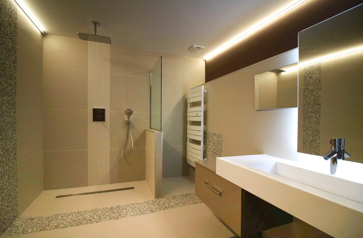 rénovation de salle de bains avec grand espace douche.