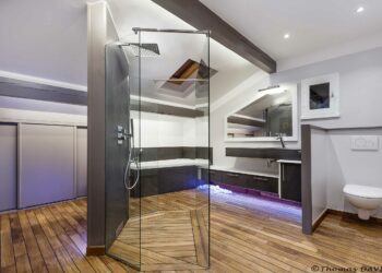 Salle de bains avec douche centrale en pont de bateau