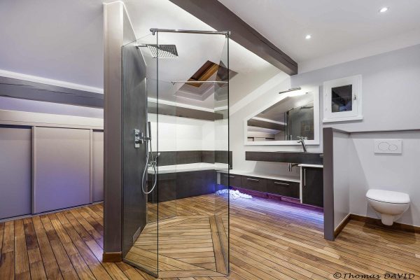 Salle de bains avec douche centrale en pont de bateau